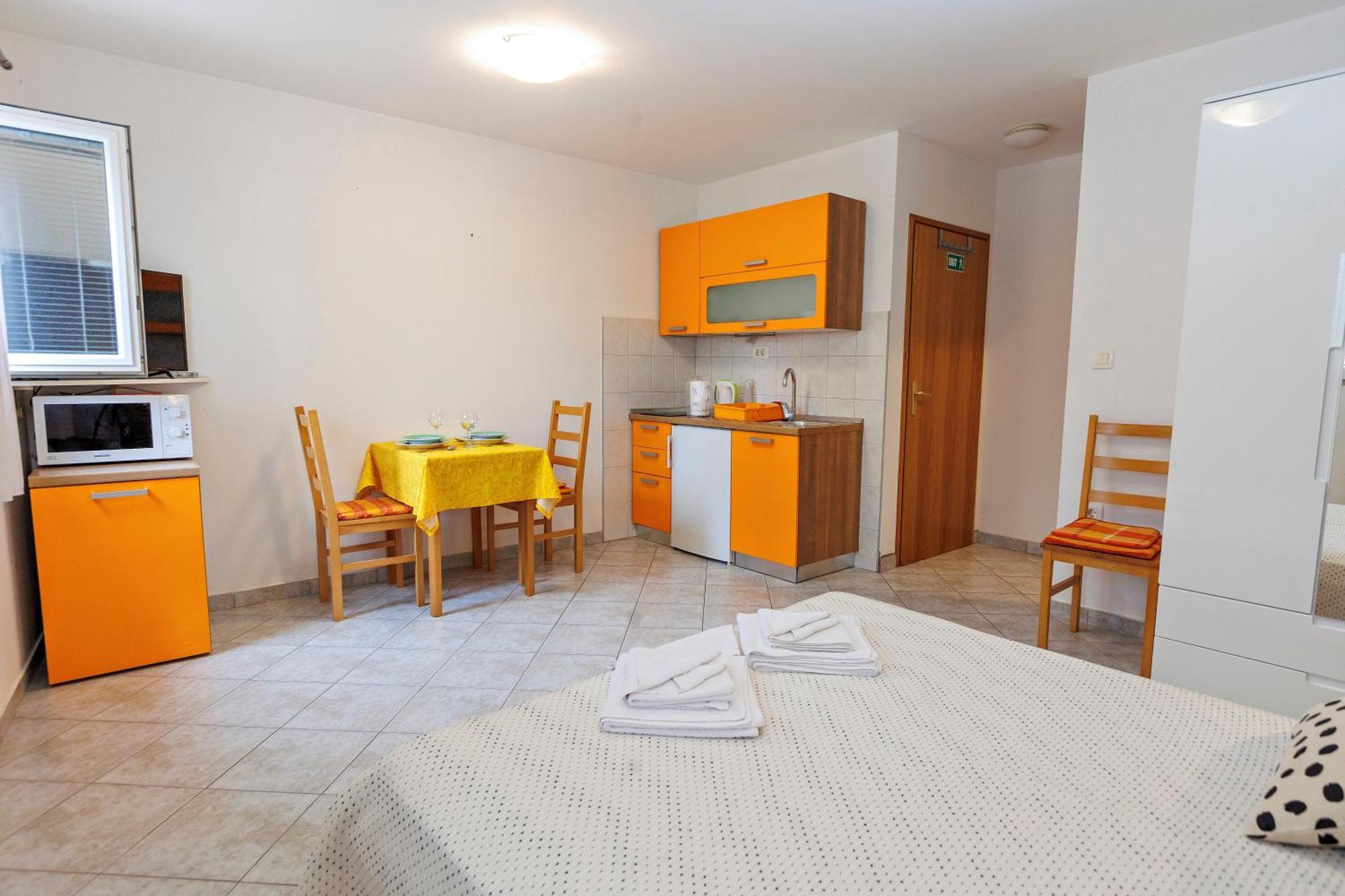 Apartments Baricevic Бол Екстер'єр фото