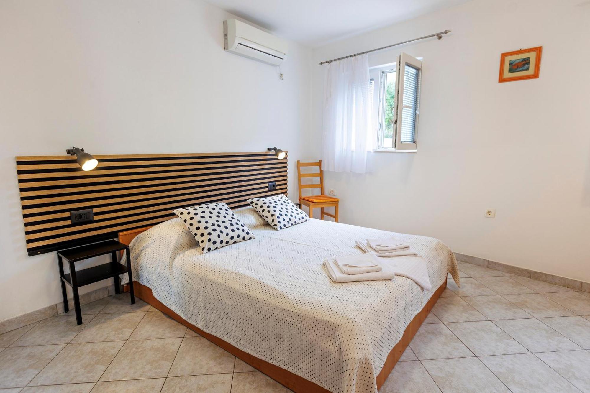 Apartments Baricevic Бол Екстер'єр фото