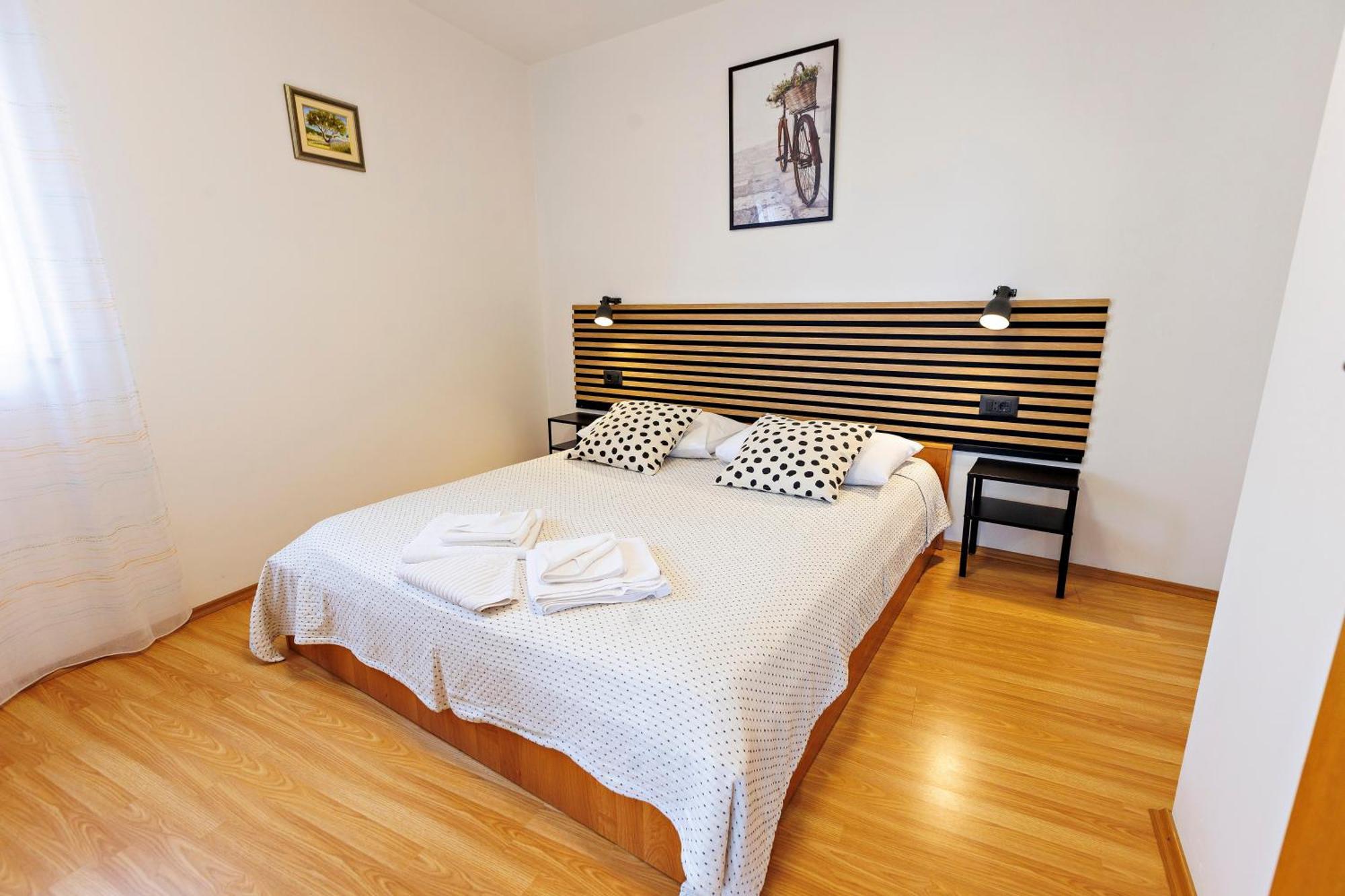 Apartments Baricevic Бол Екстер'єр фото