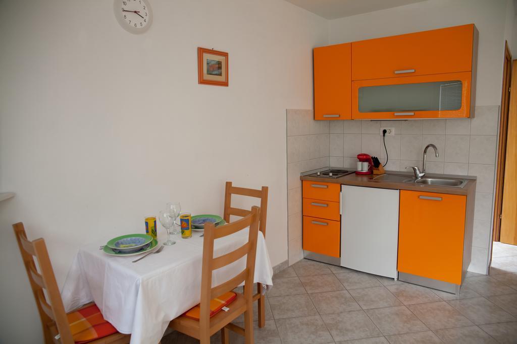 Apartments Baricevic Бол Екстер'єр фото